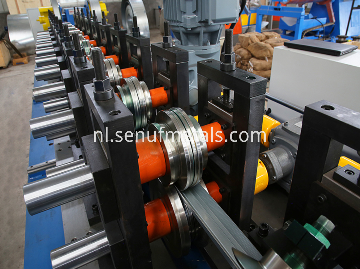  CUZ purlin roll forming machine (3)